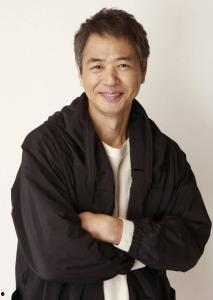 时任三郎和周润发照片,影坛双星风采各异