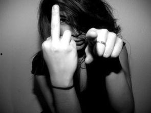 竖中指的图片霸气,挑战权威的视觉宣言